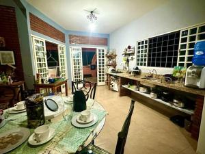 una cucina con tavolo, piatti e tazze di Casa para relaxar em Chapada dos Guimarães a Chapada dos Guimarães