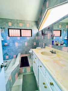 W łazience znajduje się umywalka i prysznic. w obiekcie Refugio Encantador w mieście Santo Domingo