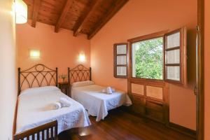 Кровать или кровати в номере Apartamentos Rurales El Cuetu