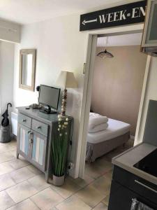 Zimmer mit einem Schlafzimmer mit einem Bett und einem Schreibtisch in der Unterkunft Le Clapotis des Flots in Villers-sur-Mer