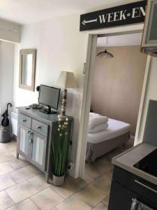 Una habitación con un dormitorio con una cama y un escritorio. en Le Clapotis des Flots, en Villers-sur-Mer 3 fotos más