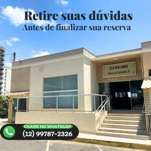 a building with a sign that reads retire sinars diviasnance de irritar at Hotel do Reinildo II in Cachoeira Paulista