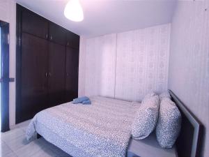 - une chambre avec un lit et deux oreillers dans l'établissement RABATOCEANFLAT, à Rabat