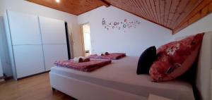 Habitación con sofá y almohadas rojas. en Apartman Ivana, en Varaždin