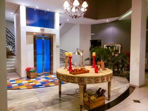 eine Lobby mit einem Tisch mit Kerzen darauf in der Unterkunft Vivas Hotel e Casa in Monte Sião