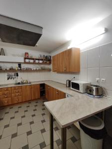 uma cozinha com armários de madeira e uma bancada em Chata Gatterhof em Banská Štiavnica