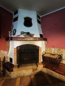 a living room with a fireplace with a tv at Chata Gatterhof in Banská Štiavnica