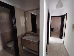 La salle de bains est pourvue d'un lavabo et de toilettes. dans l'établissement RABATOCEANFLAT, à Rabat