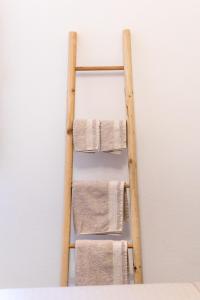 uma escada de toalha de madeira com quatro toalhas em Nel cuore del centro storico di Maratea em Maratea