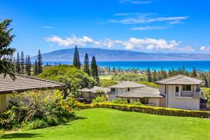 vista su una casa con cortile verdeggiante di Kapalua Golf Villa 12V 1 a Kahana