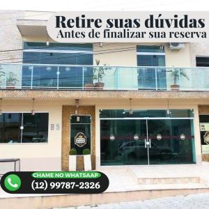 a building with a sign that reads retire syris diviasnance de finalitarian at Hotel do Reinildo I in Cachoeira Paulista