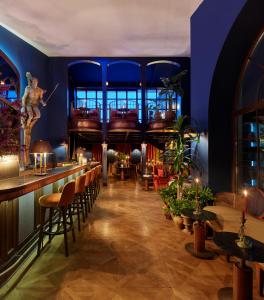 een bar met blauwe muren en tafels en stoelen bij Mr Cas Hotels Taksim - Special Category in Istanbul