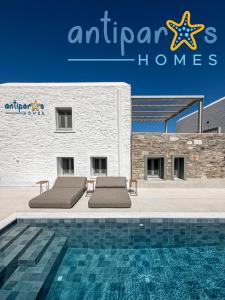 un cartello per una casa appartamento con piscina di Antiparos Homes a Città di Antiparo