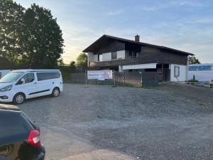 uma carrinha branca estacionada em frente a uma casa em OL Wohnungen Hohenems em Hohenems