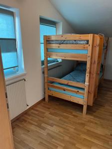 een kamer met 2 stapelbedden in een kamer bij OL Wohnungen Hohenems in Hohenems