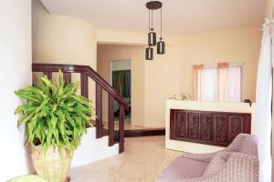 uma sala de estar com uma escada e um vaso de plantas em Refugio Encantador em Santo Domingo