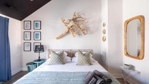 Giường trong phòng chung tại LoSo Luxury Loft w/ Roof Deck