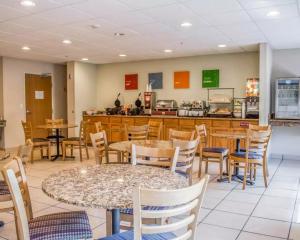 un restaurant avec des tables, des chaises et un comptoir dans l'établissement Comfort Inn Fort Myers Northeast, à Fort Myers