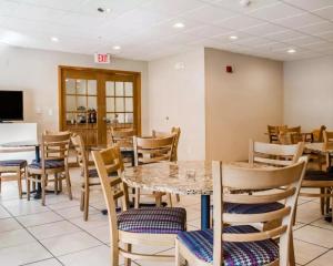 une salle à manger avec des tables et des chaises dans un restaurant dans l'établissement Comfort Inn Fort Myers Northeast, à Fort Myers