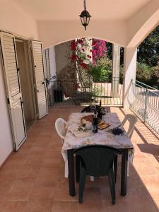 een tafel en stoelen op een patio bij Appartamento MareMontagna in Cardedu
