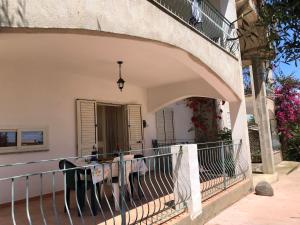uma varanda de uma casa com um arco em Appartamento MareMontagna em Cardedu