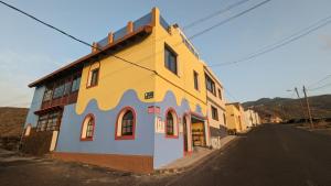 un edificio colorido al lado de una calle en 7 Calcosas en Valverde