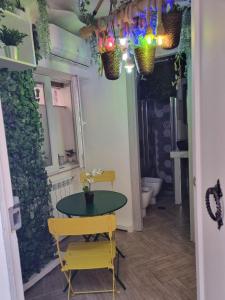 Pokój ze stołem, 2 krzesłami i lustrem w obiekcie B&B Angelica Apartment w mieście Benewent