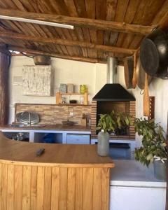 y cocina con encimera y fogones. en CABAÑA RURAL El MOLINO - Jacuzzi, en La Cimada