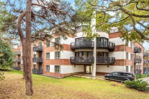 un edificio con un coche aparcado delante en Luxury Apartments - Wallis Square, Farnborough, en Farnborough