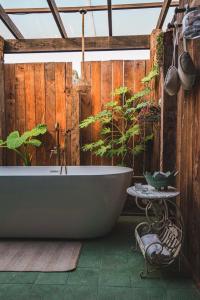 uma banheira na casa de banho com uma parede de madeira em Casita boutique con tina exterior em Pichilemu