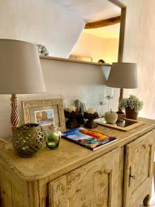 a table with a lamp and a mirror on it at Camogli in Love La casetta sul mare in Camogli