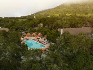 einen Luftblick auf ein Resort mit einem Pool in der Unterkunft Carmel Valley Ranch, in The Unbound Collection by Hyatt in Carmel Valley