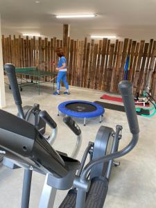 The fitness centre and/or fitness facilities at Chalet-Ferienwohnung Schlossblick, 51 qm, Wellness/Fitness/Sauna – Bergrödelhof