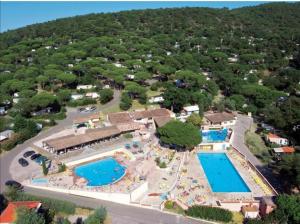 una vista aérea de un complejo con dos piscinas en mobil home Gassin, en Gassin 2 fotos más