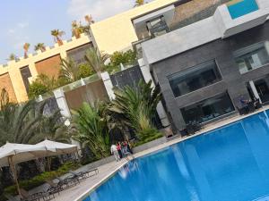 een groot blauw zwembad voor een gebouw bij Sheraton Ocean 601-B - Private apartments in Caïro