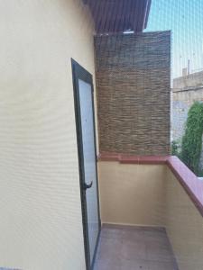 een deur aan de zijkant van een gebouw met een raam bij affittacamere in centro MUSCI' ROOMS e SUITES in Tortolì
