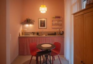 eine Küche mit einem Tisch, Stühlen und einem Waschbecken in der Unterkunft Nina's apartment in Lixouri