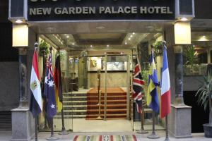 un nuevo hotel palacio jardín con banderas delante en The New Garden Palace Hotel en El Cairo