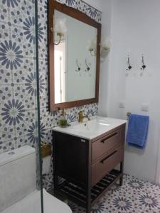 La salle de bains est pourvue d'un lavabo et d'un miroir. dans l'établissement Las Palmeras del Cantal, à Mojácar