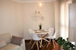 une salle à manger avec une table et des chaises blanches dans l'établissement El Fuste, à Oviedo