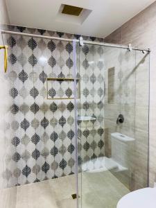a shower with a glass door in a bathroom at Hotel Paso Realce in Guaduas