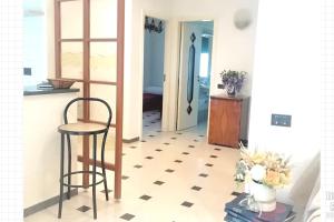 Zimmer mit 2 Stühlen, einem Tisch und einer Tür in der Unterkunft Affittacamere Donna Rosa Cava dei Tirreni in San Pietro