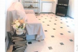 una habitación con una mesa con un jarrón de flores en Affittacamere Donna Rosa Cava dei Tirreni en San Pietro