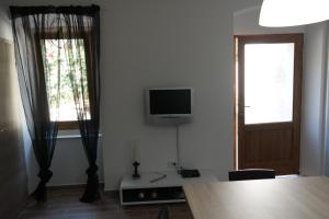 TV a/nebo společenská místnost v ubytování Apartments Hedona