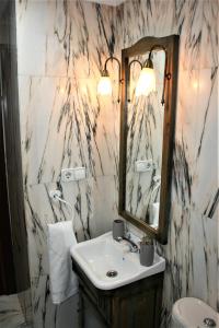 La salle de bains est pourvue d'un lavabo et d'un miroir. dans l'établissement El Fuste, à Oviedo