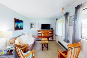 ein Wohnzimmer mit einem Sofa und einem TV in der Unterkunft Samish Bay Cottage in Bow