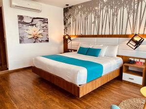 ein Schlafzimmer mit einem großen Bett in einem Zimmer in der Unterkunft Hostería Castillo Real in Zamora