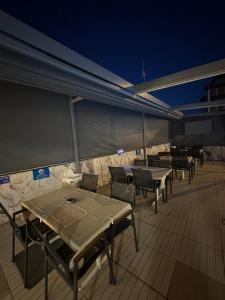 een rij tafels en stoelen op een dak 's nachts bij Soykan Hotel in Marmaris