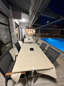 Bazén v ubytování Soykan Hotel nebo v jeho okolí