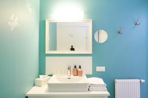 bagno con lavandino bianco e specchio di Domizil Gols, Boutique - Hotel a Gols
